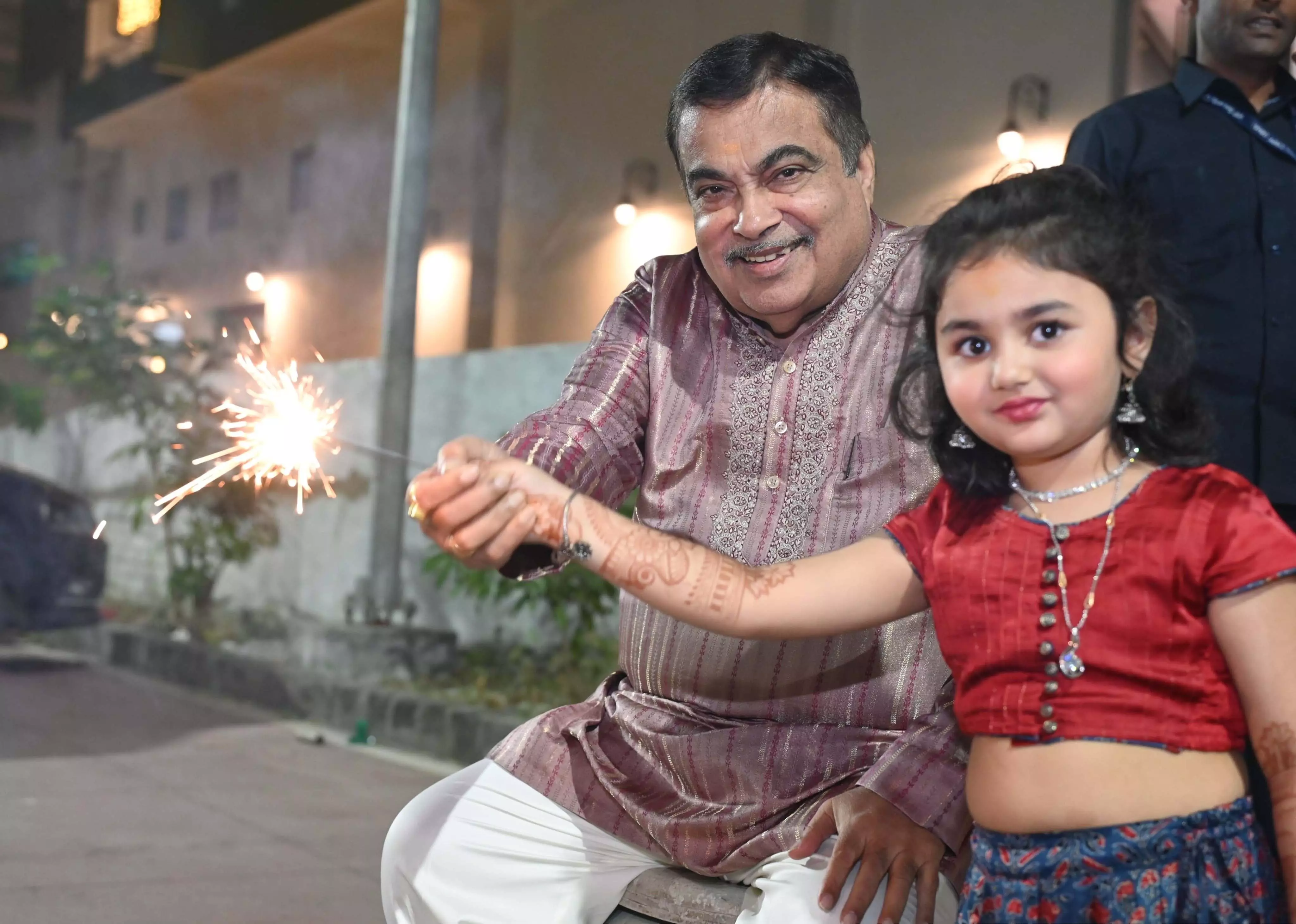 केंद्रीय मंत्री नितिन गडकरी ने फुलझड़ी जलाकर दी दीपावली की शुभकामनाएं केंद्रीय मंत्री नितिन गडकरी ने फुलझड़ी जलाकर दी दीपावली की शुभकामनाएं
