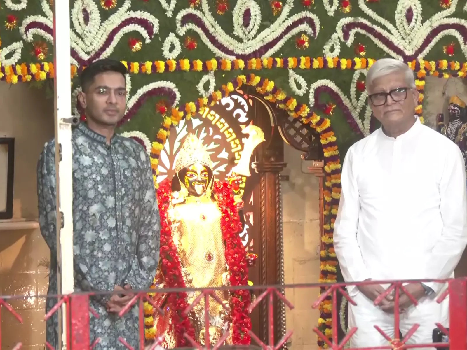 Abhishek Banerje ने काली पूजा के अवसर पर कोलकाता के कालीघाट मंदिर का किया दौरा Abhishek Banerje ने काली पूजा के अवसर पर कोलकाता के कालीघाट मंदिर का किया दौरा