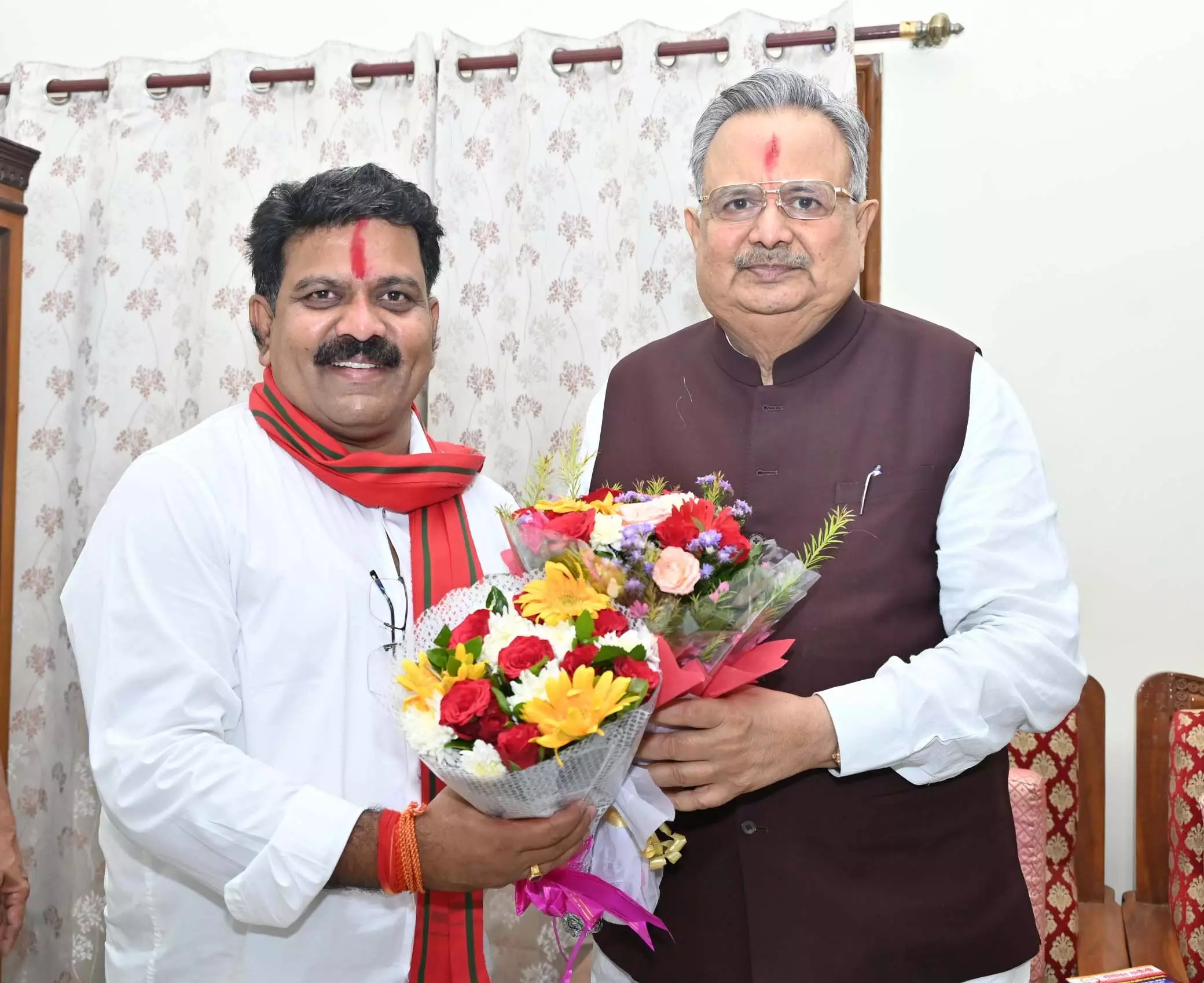 उपमुख्यमंत्री विजय शर्मा ने डॉ. रमन सिंह को दी दीपावली की शुभकामनाएं उपमुख्यमंत्री विजय शर्मा ने डॉ. रमन सिंह को दी दीपावली की शुभकामनाएं