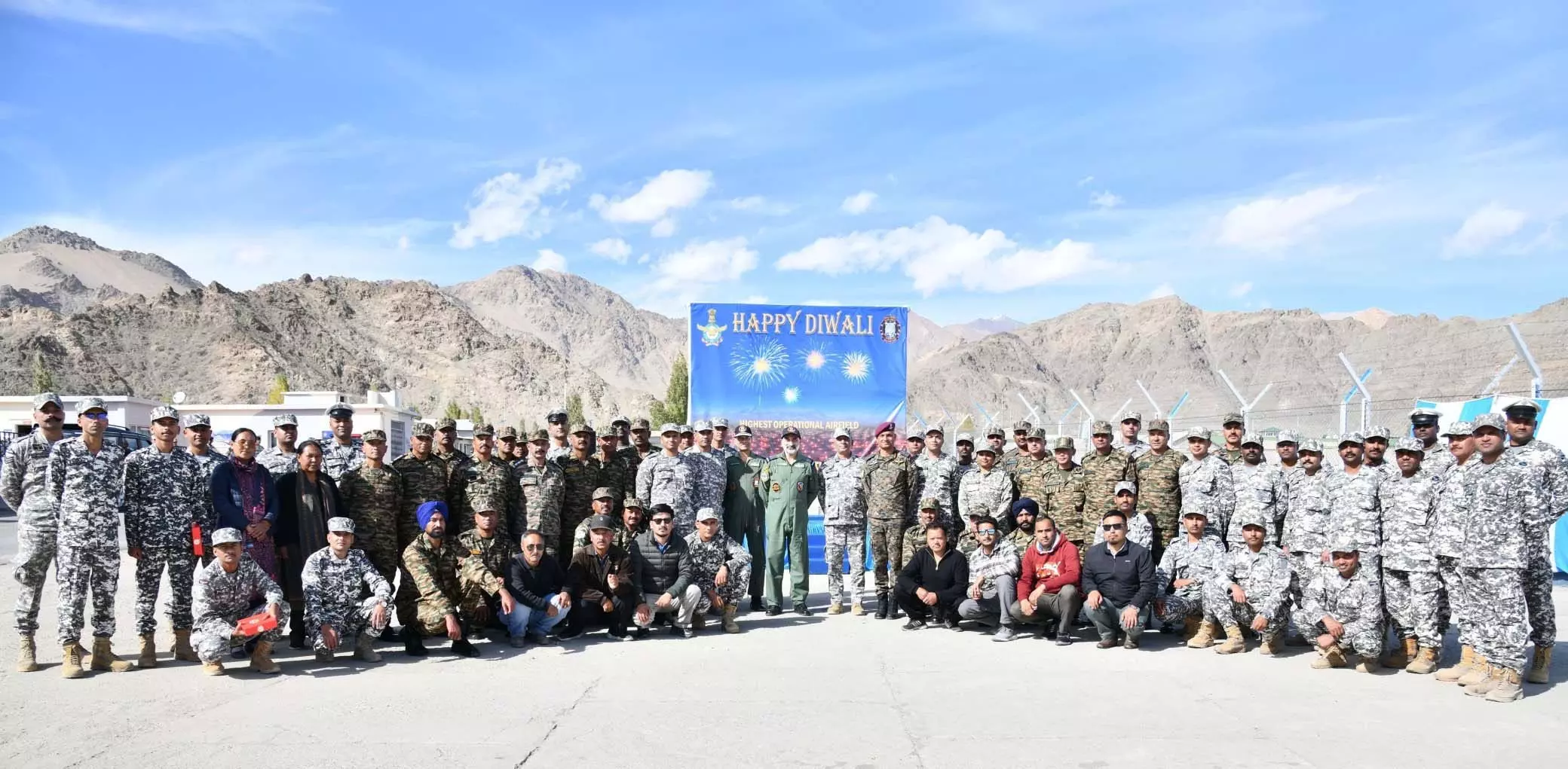 Air Force प्रमुख ने जवानों से की मुलाकात, दी दिवाली की शुभकामनाएं Air Force प्रमुख ने जवानों से की मुलाकात, दी दिवाली की शुभकामनाएं