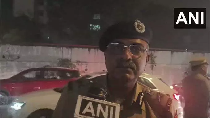 स्पेशल CP माधुप तिवारी ने पुलिसकर्मियों को मिठाई दी और हौसला बढ़ाया स्पेशल CP माधुप तिवारी ने पुलिसकर्मियों को मिठाई दी और हौसला बढ़ाया