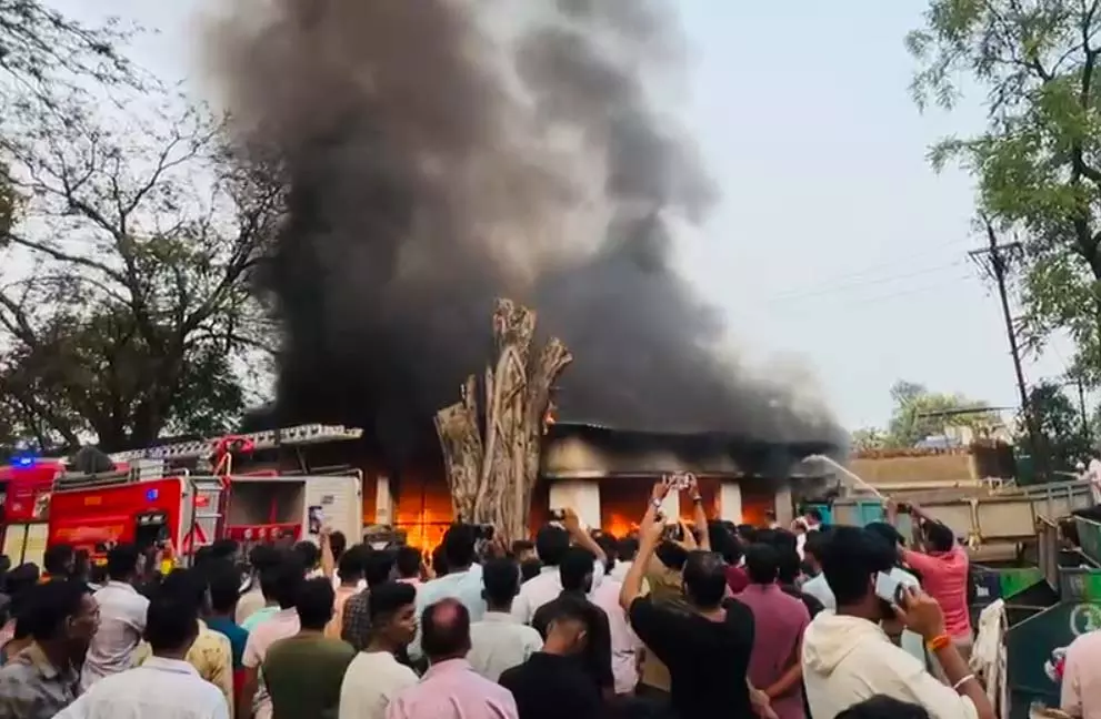 गौशाला इलाके में नगर निगम कचरा कलेक्शन सेंटर में आग गौशाला इलाके में नगर निगम कचरा कलेक्शन सेंटर में आग
