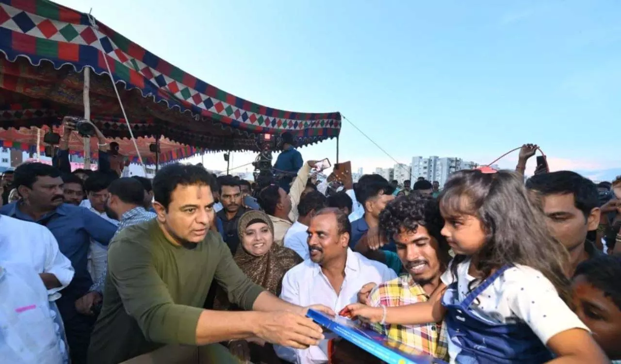 दिवाली पर बीआरएस ने विस्थापित परिवारों के साथ मनाया उत्सव दिवाली पर बीआरएस ने विस्थापित परिवारों के साथ मनाया उत्सव