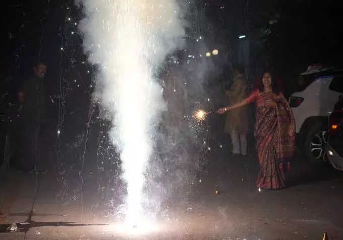 दीवाली पर दिल्ली का वायु प्रदूषण बढ़ा, अधिकांश AQI मॉनिटरिंग स्टेशन ‘रेड जोन’ में दीवाली पर दिल्ली का वायु प्रदूषण बढ़ा, अधिकांश AQI मॉनिटरिंग स्टेशन ‘रेड जोन’ में