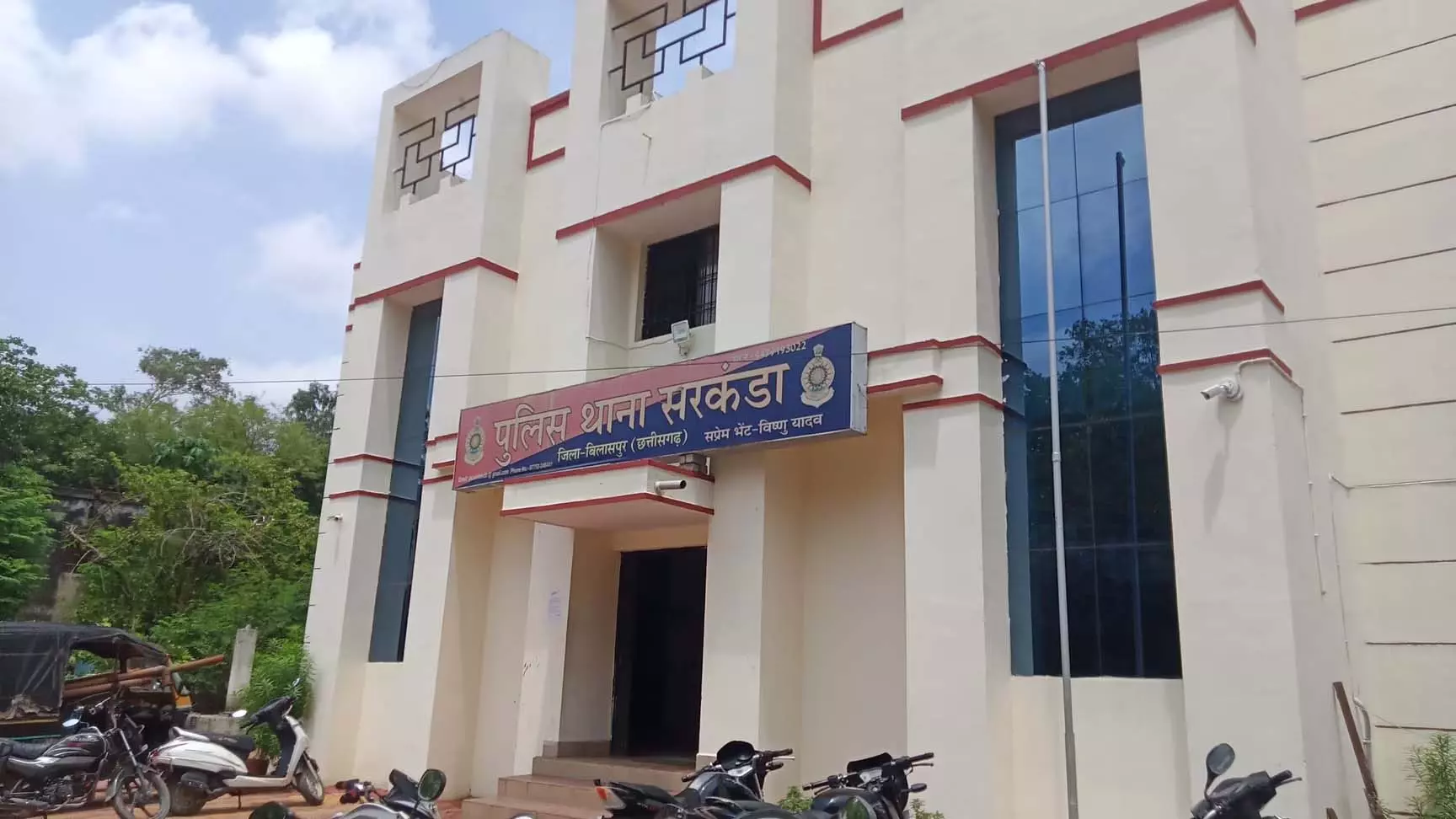 पड़ोसियों द्वारा चपरासी और पत्नी पर हमला, गाली-धमकी के बाद हाथ-मुक्का से मारपीट पड़ोसियों द्वारा चपरासी और पत्नी पर हमला, गाली-धमकी के बाद हाथ-मुक्का से मारपीट