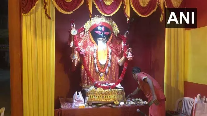 Kolkata में काली पूजा की धूम, बच्चे मना रहे काली पूजा और दिवाली आतिशबाजी के साथ Kolkata में काली पूजा की धूम, बच्चे मना रहे काली पूजा और दिवाली आतिशबाजी के साथ