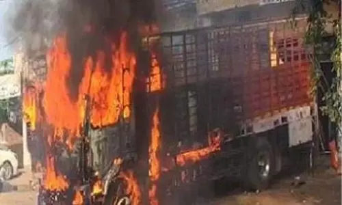 Haryana: शॉर्ट-सर्किट से ट्रक में भीषण आग, बड़ा हादसा टला Haryana: शॉर्ट-सर्किट से ट्रक में भीषण आग, बड़ा हादसा टला