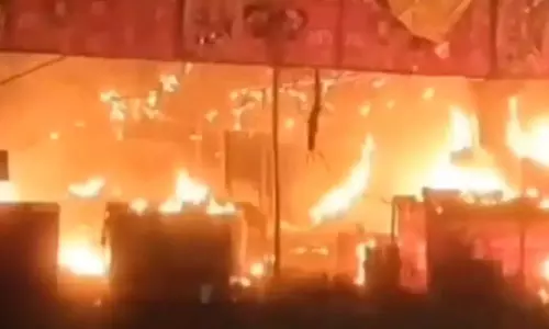 Up News: पटाखा मार्केट में भीषण आग, 70 दुकानें जलकर खाक Up News: पटाखा मार्केट में भीषण आग, 70 दुकानें जलकर खाक