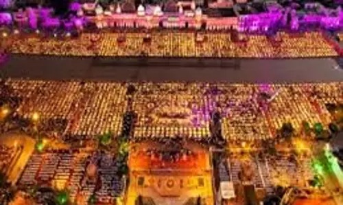 Ayodhya: दीपोत्सव पर जगमग हुई रामनगरी, 26 लाख से अधिक दीपक जले