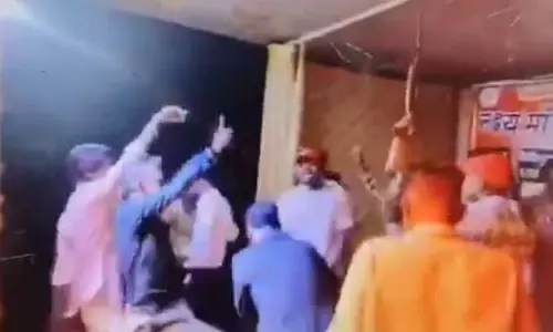 बलरामपुर में बंदूक और पिस्टल लहराया गया, वीडियो हुआ वायरल
