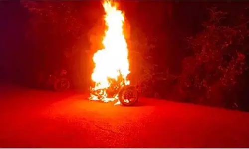 MP News: जुआरियों को पकड़ने गए पुलिसकर्मी की बाइक रहस्यमय परिस्थितियों में जलकर राख, हड़कंप MP News: जुआरियों को पकड़ने गए पुलिसकर्मी की बाइक रहस्यमय परिस्थितियों में जलकर राख, हड़कंप