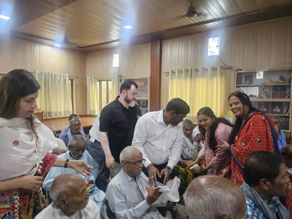 Shahjahanpur: बच्चों और बुजुर्गों के साथ सामूहिक दीपावली उत्सव Shahjahanpur: बच्चों और बुजुर्गों के साथ सामूहिक दीपावली उत्सव