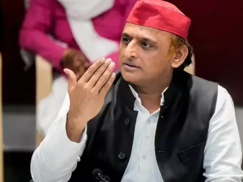 Lucknow: अखिलेश की टिप्पणी से VHP-BJP आक्रोशित, विवाद गहराया Lucknow: अखिलेश की टिप्पणी से VHP-BJP आक्रोशित, विवाद गहराया