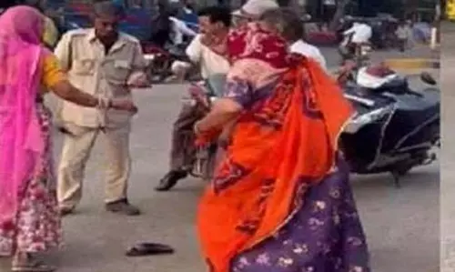 MP News: सड़क बन गई जंग का मैदान, लोगों का लगा तांता MP News: सड़क बन गई जंग का मैदान, लोगों का लगा तांता