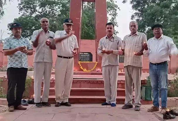Bikaner: एक दीया शहीदों के सम्मान में, पब्लिक पार्क में दीपोत्सव Bikaner: एक दीया शहीदों के सम्मान में, पब्लिक पार्क में दीपोत्सव