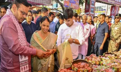Jaipur: दीपावली की खुशियों में मुख्यमंत्री भजनलाल शर्मा भी शामिल, स्ट्रीट वेंडर्स से खरीदारी Jaipur: दीपावली की खुशियों में मुख्यमंत्री भजनलाल शर्मा भी शामिल, स्ट्रीट वेंडर्स से खरीदारी
