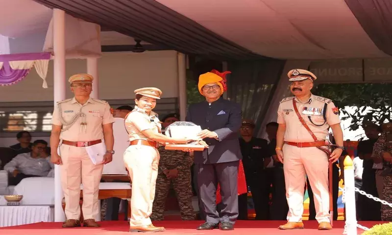 Manipur: राज्यपाल ने मीराबाई चानू को विशेष पुरस्कार प्रदान किया Manipur: राज्यपाल ने मीराबाई चानू को विशेष पुरस्कार प्रदान किया