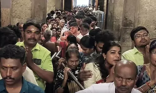 Diwali : तंजावुर के बड़े मंदिर में भक्तों की भीड़