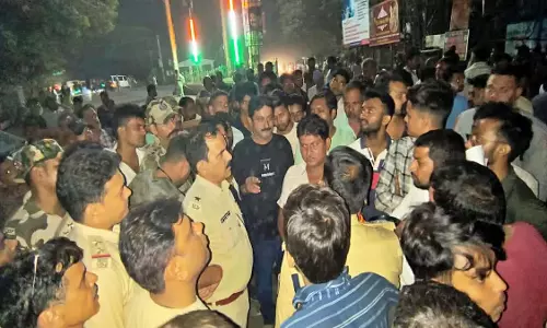 दो युवकों के शव मिलने से हड़कंप, हत्या की आशंका, स्थानीय लोगों की भीड़ घटनास्थल पर जुटी दो युवकों के शव मिलने से हड़कंप, हत्या की आशंका, स्थानीय लोगों की भीड़ घटनास्थल पर जुटी