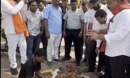गृहमंत्री विजय शर्मा ने दीपावली के अवसर पर स्वदेशी वस्तुओं की खरीदारी की गृहमंत्री विजय शर्मा ने दीपावली के अवसर पर स्वदेशी वस्तुओं की खरीदारी की