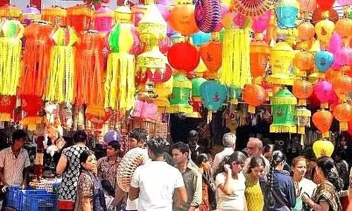 Mumbai : दिवाली की खुशियों ने महंगाई को मात दी, बाजारों में उमड़े खरीदार