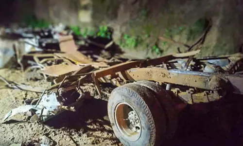 खाई में ट्रैक्टर-ट्रॉली के गिरने से दो बच्चों समेत तीन की मौत, 22 घायल खाई में ट्रैक्टर-ट्रॉली के गिरने से दो बच्चों समेत तीन की मौत, 22 घायल