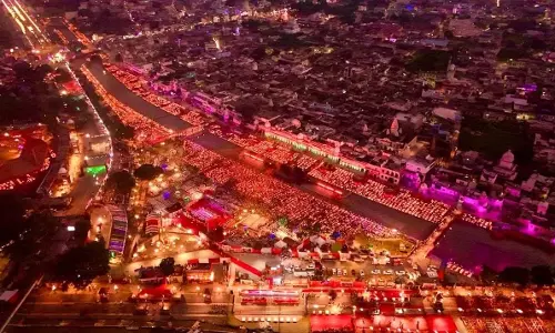 Ayodhya: ‘जय श्रीराम’ की गूंज, लेजर शो, 26 लाख दीए और जगमगाते सरयू के घाट