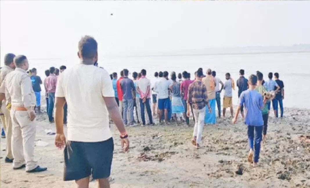 Ghazipur: गंगा में नहाते समय किशोरियों का हादसा, दो मृतक, एक लापता Ghazipur: गंगा में नहाते समय किशोरियों का हादसा, दो मृतक, एक लापता