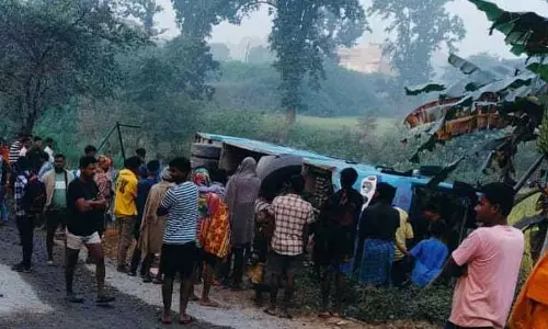 बलरामपुर में बस हादसा, 24 यात्री घायल बलरामपुर में बस हादसा, 24 यात्री घायल