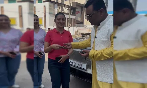 मालिक हो तो ऐसा! दीवाली पर कर्मचारियों को लग्जरी कारें गिफ्ट कर सबको चौंका दिया