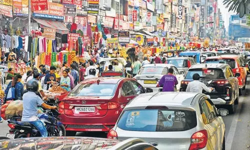 Noida में दिवाली की भीड़ के बीच सेक्टर 18 की सड़क पर भारी ट्रैफिक जाम Noida में दिवाली की भीड़ के बीच सेक्टर 18 की सड़क पर भारी ट्रैफिक जाम