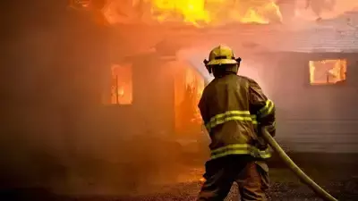 Mumbai: फायर ब्रिगेड ने वर्ली में बुझाई झोपड़पट्टी की आग Mumbai: फायर ब्रिगेड ने वर्ली में बुझाई झोपड़पट्टी की आग