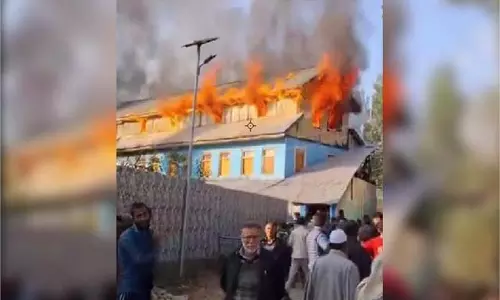 Jammu-Kashmir: मदरसे में भीषण आग से इमारत जलकर खाक Jammu-Kashmir: मदरसे में भीषण आग से इमारत जलकर खाक