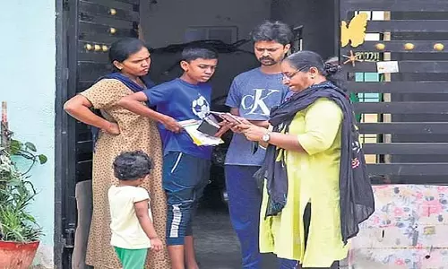 Karnataka : सर्वे में हिस्सा लेने में लोगों की बेरुखी Karnataka : सर्वे में हिस्सा लेने में लोगों की बेरुखी