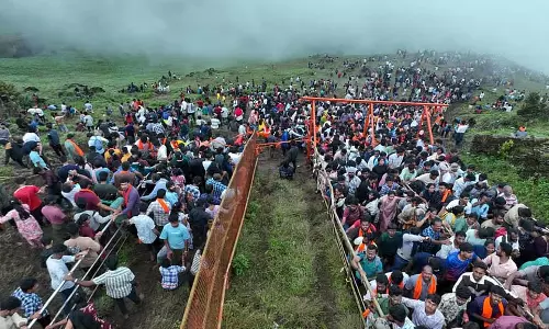 देवीरम्मा दर्शन: भक्त अपनी खुशी के लिए पहाड़ी पर चढ़ते हैं