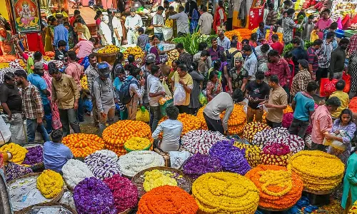 पूरे शहर में दिवाली का जश्न: शॉपिंग ज़ोरों पर है