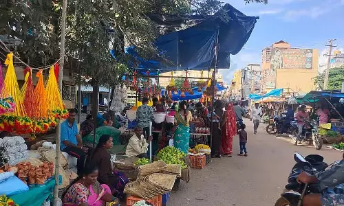 Vijayapura : रोशनी के त्योहार की तैयारियां ज़ोरों पर, मिट्टी के बर्तनों की मांग