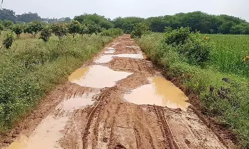 Shidlaghatta : ग्रामीण सड़कों को डेवलपमेंट लक की ज़रूरत है Shidlaghatta : ग्रामीण सड़कों को डेवलपमेंट लक की ज़रूरत है