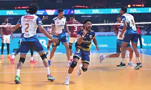 Prime Volleyball लीग मुकाबले में कोच्चि ब्लू स्पाइकर्स ने कालीकट हीरोज को हराया