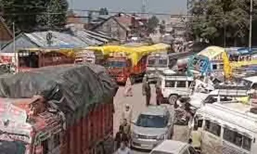 शोपियां में जाम की स्थिति और बिगड़ी, भारी वाहनों ने शहर में भर दिया जाम
