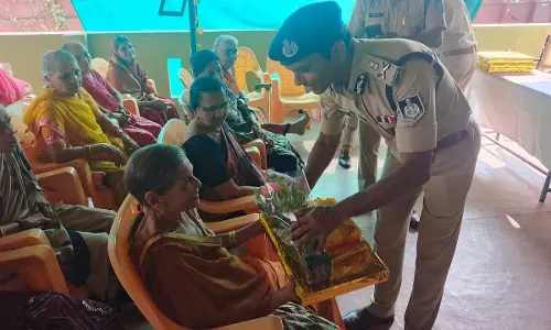 Indore : शहर की पुलिस ने बुज़ुर्गों को परिवार जैसा दिवाली का अनुभव दिया Indore : शहर की पुलिस ने बुज़ुर्गों को परिवार जैसा दिवाली का अनुभव दिया