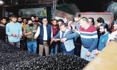 जीएमसी राजौरी सड़कें: PWD ने शुरू किया ब्लैकटॉपिंग का काम जीएमसी राजौरी सड़कें: PWD ने शुरू किया ब्लैकटॉपिंग का काम