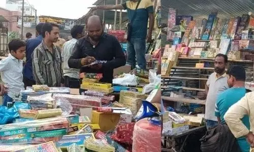 Bareilly: ड्रोन क्रैकर और रंग-बिरंगे पटाखों से सजी दिवाली