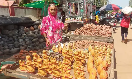 दिवाली के त्योहार के लिए खरीदारी ज़ोरों पर: मिट्टी के दाम, सजावटी सामान की खरीदारी