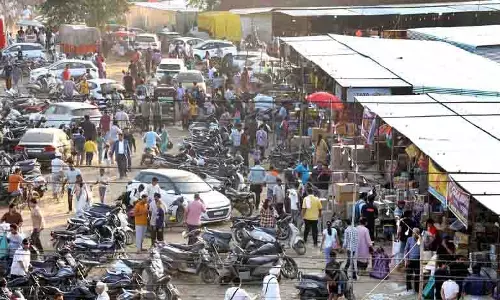 दिवाली की पूर्व संध्या पर Jalandhar में पटाखों के लिए खरीदारों में होड़ दिवाली की पूर्व संध्या पर Jalandhar में पटाखों के लिए खरीदारों में होड़
