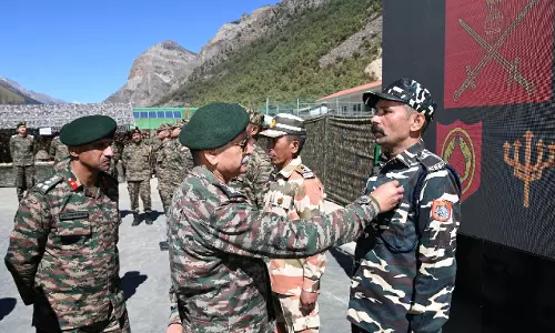 रक्षा मंत्री व सेना प्रमुख ने दी दिवाली की बधाई, शहीदों को याद रखने का संदेश रक्षा मंत्री व सेना प्रमुख ने दी दिवाली की बधाई, शहीदों को याद रखने का संदेश