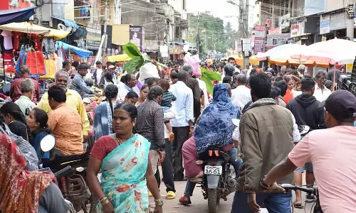 Gadag : दिवाली के लिए पूजा का सामान, सजावटी सामान खरीदने के लिए लोग उमड़ पड़े Gadag : दिवाली के लिए पूजा का सामान, सजावटी सामान खरीदने के लिए लोग उमड़ पड़े