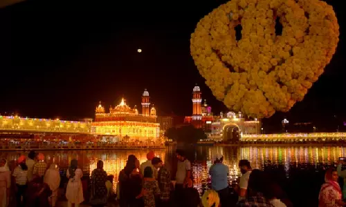 Bandi Chhor Diwas, दिवाली के उपलक्ष्य में स्वर्ण मंदिर को रोशन किया गया Bandi Chhor Diwas, दिवाली के उपलक्ष्य में स्वर्ण मंदिर को रोशन किया गया