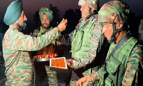 जम्मू-कश्मीर: कृष्णा घाटी ब्रिगेड की भारतीय सेना बटालियन ने Poonch में नागरिकों के साथ दिवाली मनाई
