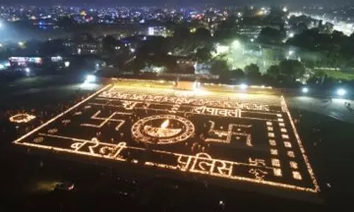 Bareilly: बरेली पुलिस की दीपोत्सव विशेष, 55 हजार दीयों से जगमगाया परिसर